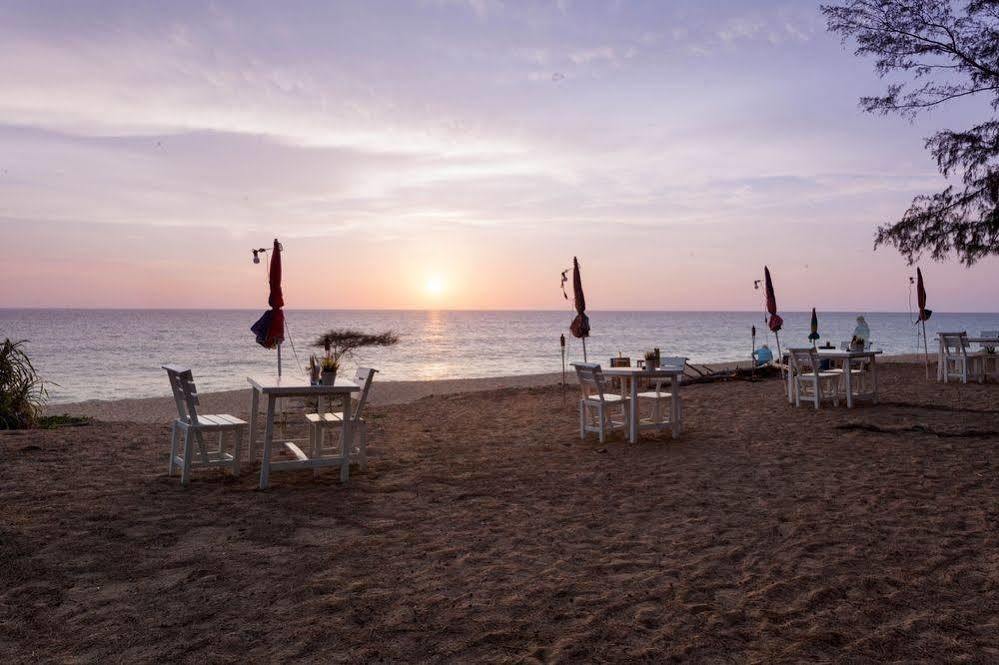 Micky Monkey Beach Hotel Phuket Maikhao Thailand Mai Khao Buitenkant foto