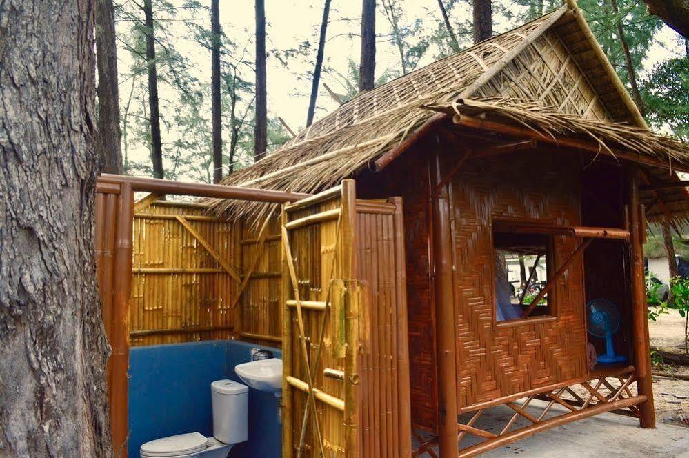 Micky Monkey Beach Hotel Phuket Maikhao Thailand Mai Khao Buitenkant foto