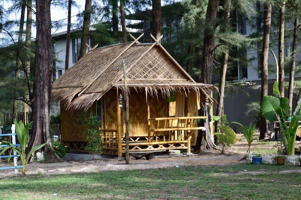 Micky Monkey Beach Hotel Phuket Maikhao Thailand Mai Khao Buitenkant foto