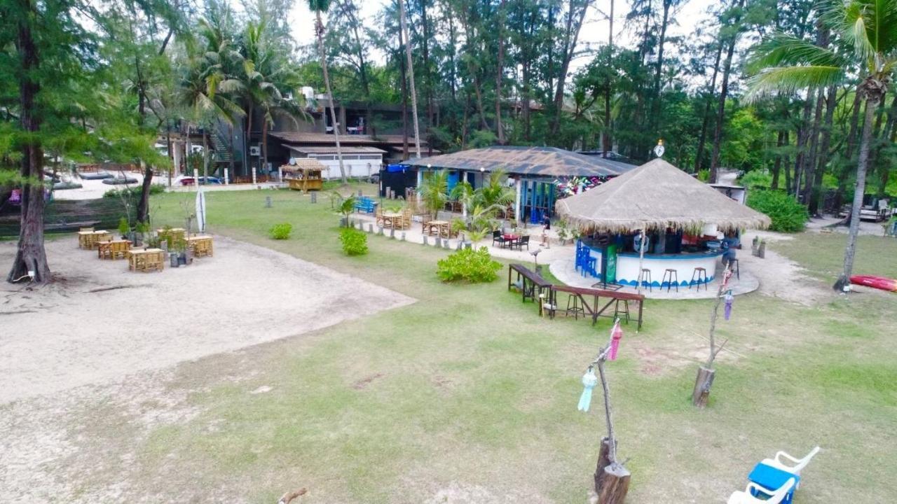 Micky Monkey Beach Hotel Phuket Maikhao Thailand Mai Khao Buitenkant foto
